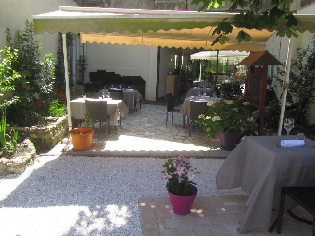 Logis Hôtel Au Croissant Buzançais Exterior foto