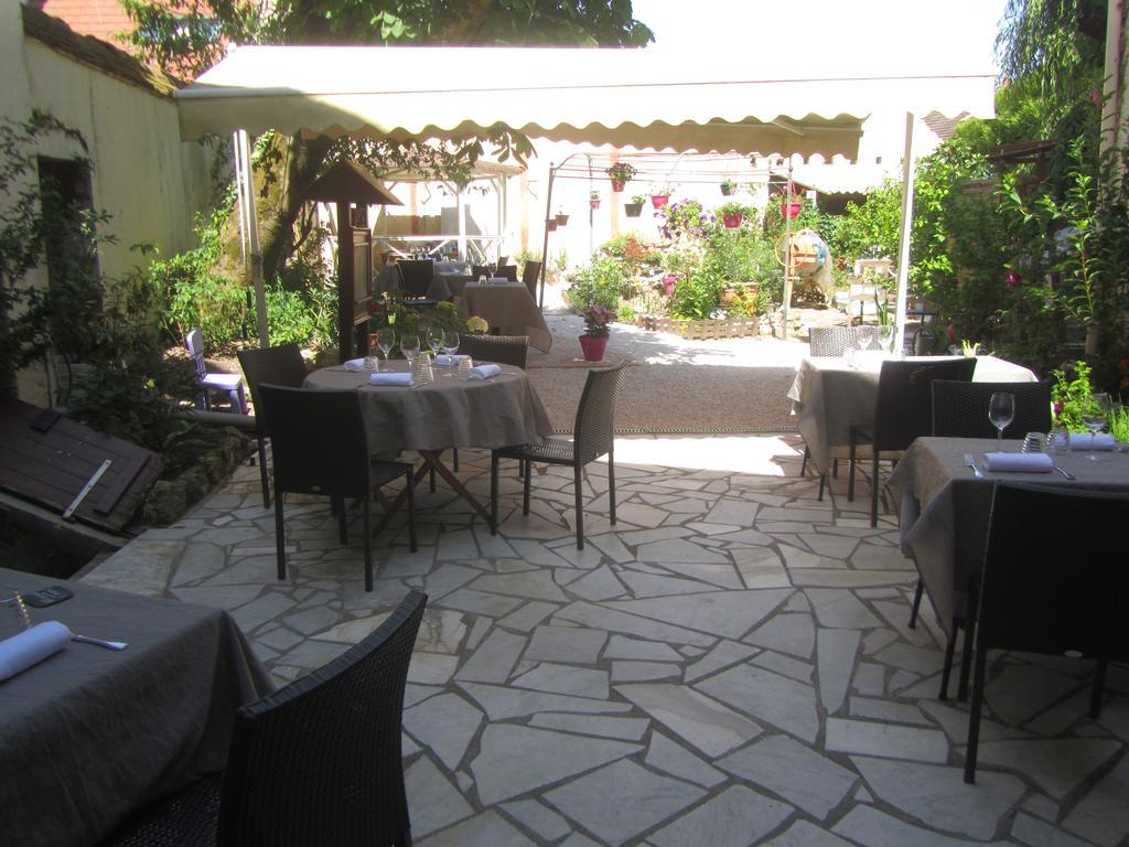Logis Hôtel Au Croissant Buzançais Exterior foto