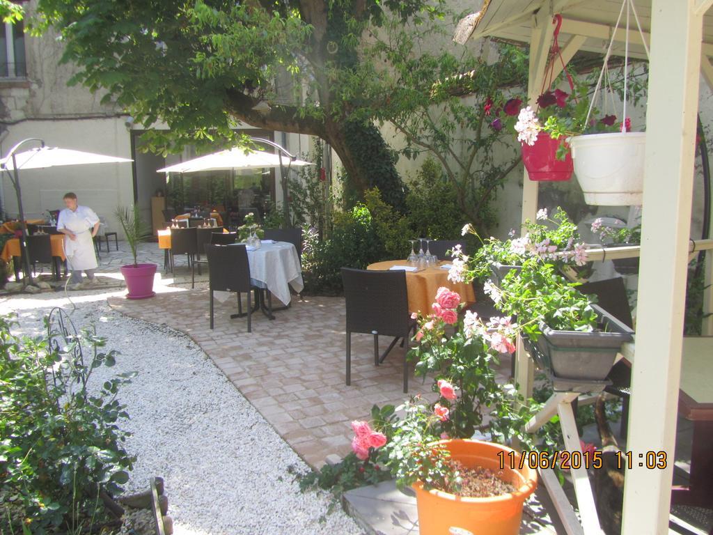 Logis Hôtel Au Croissant Buzançais Exterior foto