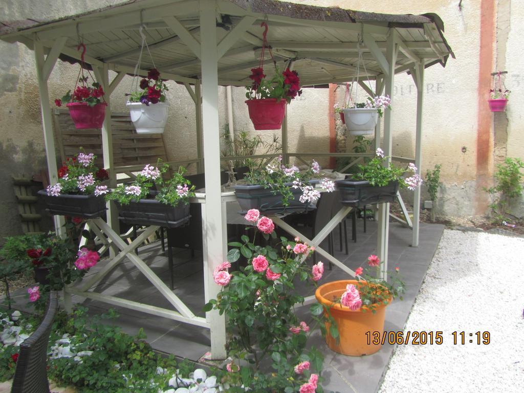 Logis Hôtel Au Croissant Buzançais Exterior foto